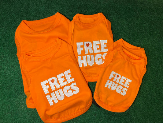 Parisian Pet T-shirt "Free Hugs"